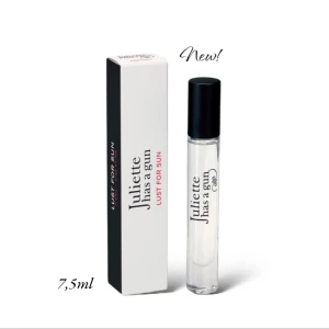 Ny! Juliette Has a Gun Lust for Sun Parfym - Säljer en elegant och fräsch parfym från Juliette Has a Gun, Lust for Sun. Den kommer i en smidig, genomskinlig glasflaska med svart lock och har en stilren vit kartong med svart och röd text. Perfekt för soliga dagar och ger en känsla av sommar och frihet. Köp nu och njut av en doft som fångar solens essens! ☀️7,5ml Nypris 329:-