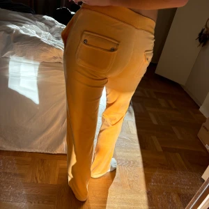 Orangea Juicy Couture byxor storlek S - Superfina orangea Juicy Couture i storlek S. Knappt snvända så i superfint skick.