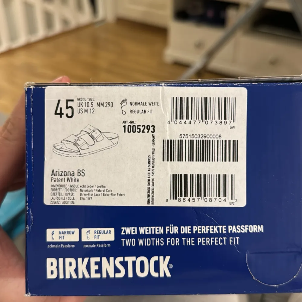 Säljer ett par vita Birkenstock Arizona sandaler i storlek 45. De har en klassisk design med två justerbara remmar och en bekväm fotbädd. Perfekta för sommaren och ger bra stöd för fötterna. Helt nya i kartong! Aldrig använda! Köpta för 1000kr säljes för 500kr med kartong. . Skor.