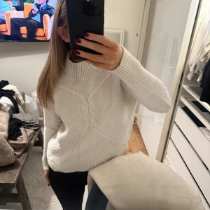 Vit stickad tröja - Säljer en supermysig vit stickad tröja från odd Molly. Perfekt nu till vintern passar både till vardags och lite finare tillfällen. Den är i bra skick. Storlek 1.