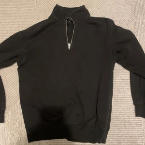 Svart Halvzip overshirt - Enkel svart halvzip overshirt från H&M i bra skick och knappt använd. Storlek S men skulle kunna passa som M