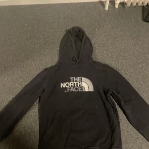 Svart hoodie från The North Face - Säljer en svart hoodie från The North Face i bra skick. Använder den ej då den inte passar länge 