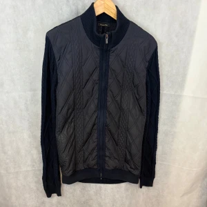 Massimo dutti cardigan  - Använd men fint skick! Modellen är 185 och bär L, passar även M