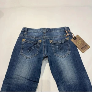 Lowwaist bootcut jeans - Helt nya och fina jeans som jag köpte här på Plick som jag har inte haft användning för! 36cm midjemått, 87cm innerben och 17cm gren, uppskattar XS 💗 Priset kan diskuteras vid snabb affär