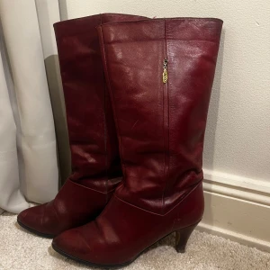 Boots - Väldigt unika Vinröda boots köpta secondhand men själv aldrig använt för att dom är lite stora har normalt storlek 37 i skor! Använt skick