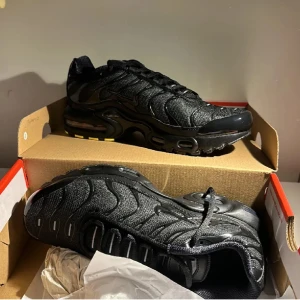 Svarta Nike Tns sneakers - Säljer ett par svarta Nike sneakers i mycket bra nytt skick. Aldrig använda. Säljer för returstiden har gått ut. Kommer i originalkartong. Original pris -1800