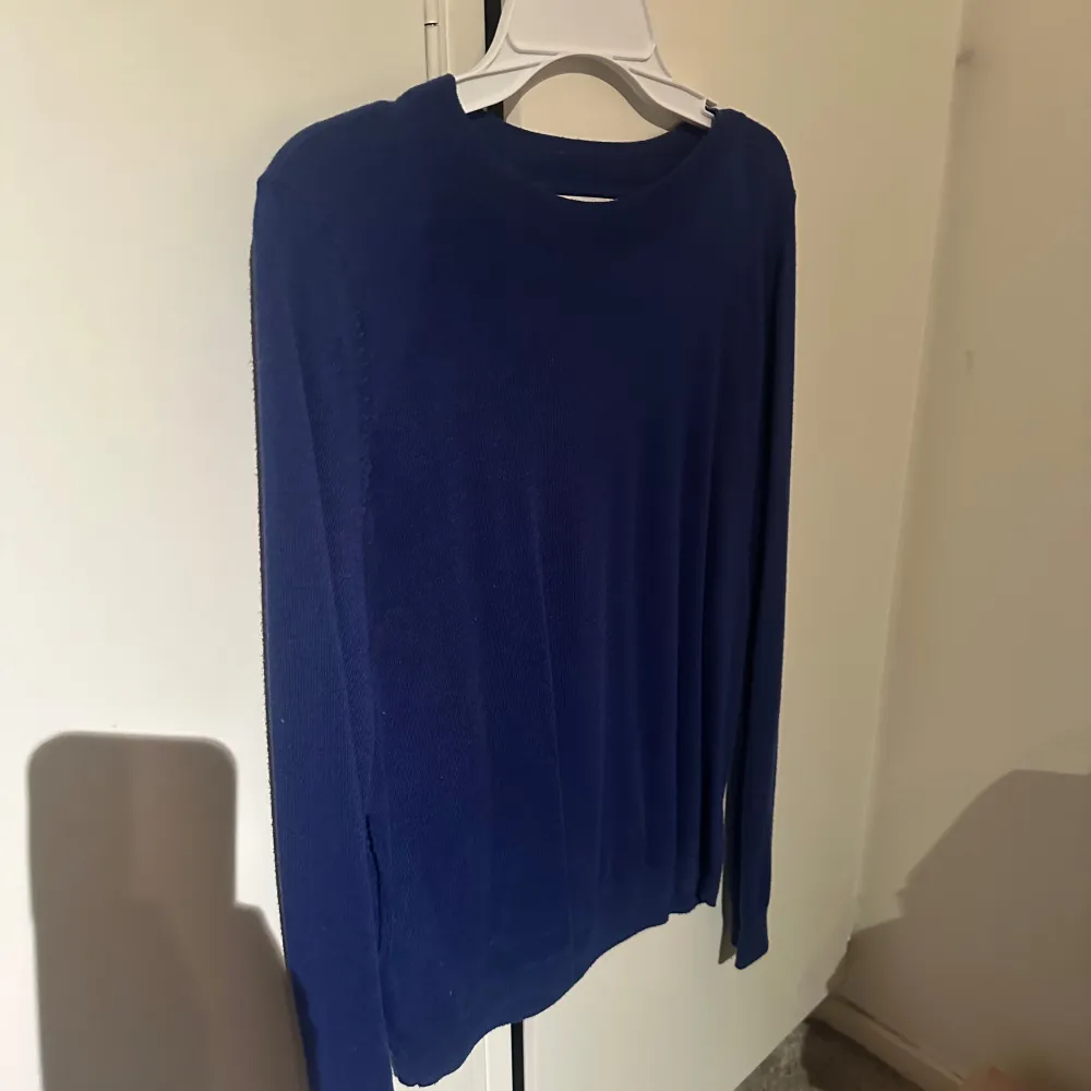 Säljer en stilren mörkblå tröja från MNG i storlek M. Tröjan är långärmad och perfekt för både vardag och lite finare tillfällen. Materialet känns mjukt och bekvämt mot huden. Passar perfekt till höst- och vårgarderoben. Hör av dig vid intresse! 💙. Neuletakit & Villapaidat.