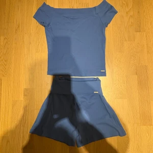 Set från Aim’n - Ett matchande set i ljusblått från Aim’n, alla delar är i storleken Small. I priset ingår långbyxor, shorts och tröja. Både shorts och långbyxa går och vika upp och ner i midjan för önskad längd