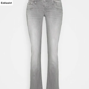 Grå bootcut jeans - Säljer ett par snygga grå bootcut jeans i bra skick 💕De har en klassisk femficksdesign och är perfekta för både vardag och fest. Jeansen är i en mjuk och bekväm denimkvalitet som sitter skönt hela dagen. 💕