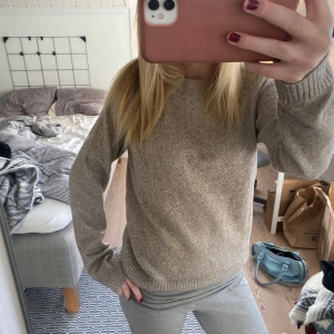 Beige stickad tröja - Säljer en supermysig beige stickad tröja i bra skick. Perfekt för höst och vinter med sin varma och bekväma passform. I storlek S💗