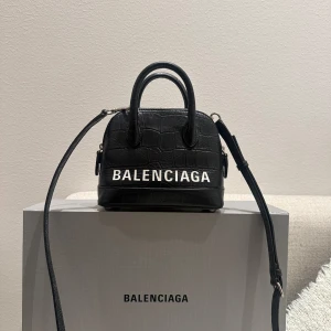 Äkta svart Ville bag från Balenciaga - Kartong och dustbag tillkommer, använd i ca 2 månader. N:et på trycket har flikats upp litegrann men är något som en skomakare enkelt kan laga. Nypris 14000:-