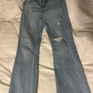 Blå jeans från Gina Tricot - Säljer ett par blå jeans från Gina Tricot i storlek 152❤️