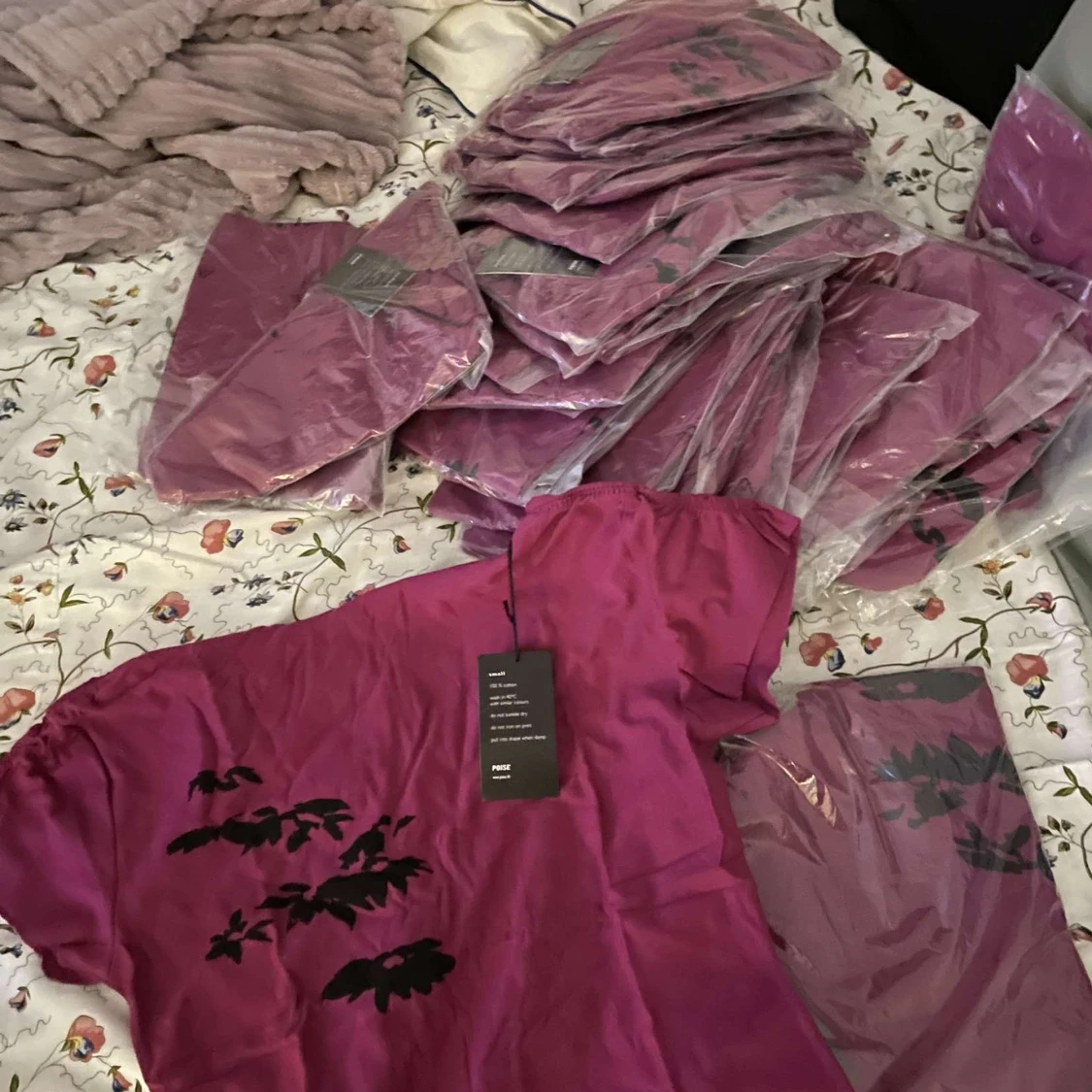 Orange och lila t-shirts från Poise - 91