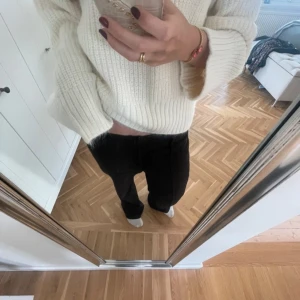 Vit stickad tröja - Säljer en supermysig vit stickad tröja som är perfekt för kyliga dagar. Den är croppad och har långa ärmar med ribbade muddar. Tröjan är i  nytt skick och passar perfekt till både vardag och fest. Perfekt för höst och vinter! Är storlek L men passar alla storlekar neråt också