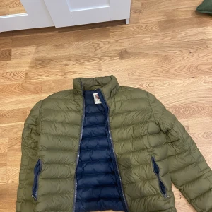 Colmar Jacka grön  - Hej! Säljer en jätte fin olivgrön jacka från Colmar. Mycket bra skick, storlek S/M🤗 Skriv vid frågor😄