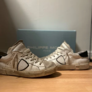 Philippe model  - Säljer dessa använda Philippe model. Skorna har använts under längre tid. Därför är priset som det är. Skorna har lagad under sula. Priset är ej hugget i sten. (Box tillkommer) Hör av er vid frågor!