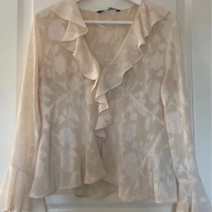 Blus med volanger - Använd Max två gånger, i väldigt bra skick. Finns inte kvar att köpa på zara