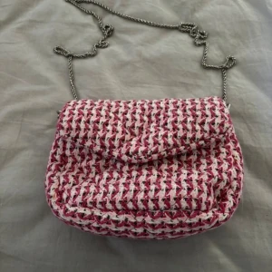  Beck Söndergaard väska  - Säljer en superfin axelväska från Beck Söndergaard i nysick, bara använd några gånger!