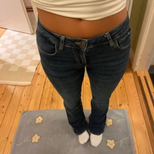 Mörkblå jeans - Super snygga snygga mörkblå jeans i bra skick. De är Low/midwaist o bootcut. Åergekt mörkblå färg ❤️💝