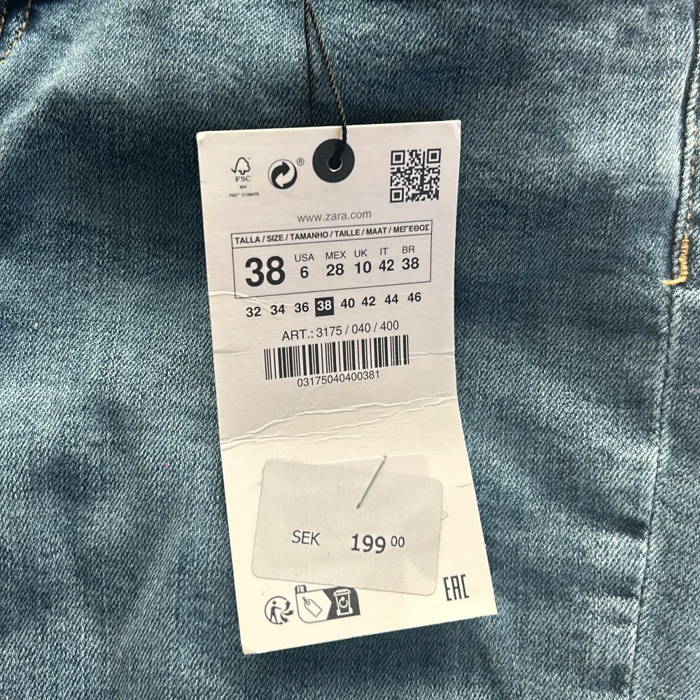 Säljer ett par snygga blå bootcut jeans från Zara i storlek 38. De är lågmidjade och har en slim passform med utsvängda ben. Perfekta för en avslappnad men stilren look. Helt nya med prislapp kvar!. Jeans & Byxor.