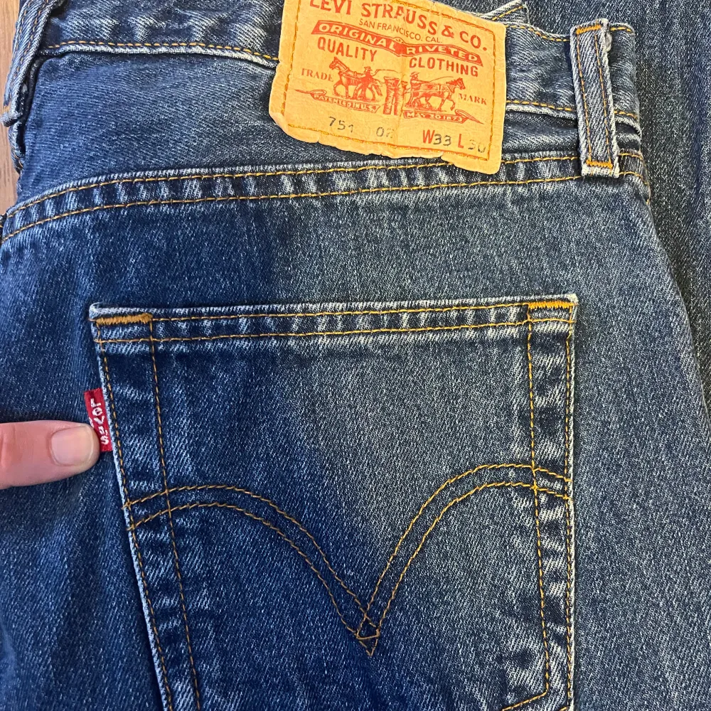 Säljer ett par klassiska blå Levi's jeans i bra skick. De har den ikoniska läderpatchen och röd etikett på bakfickan. Dom har en straight passform och en knappgylf. Storlek: W;33 L:30. Jeans & Byxor.