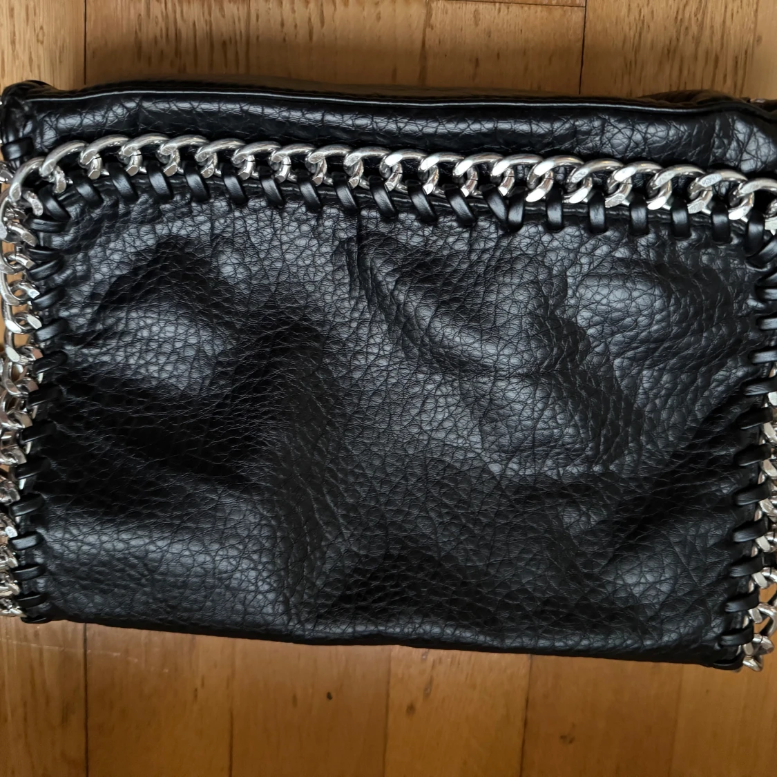 Svart axelväska med kedjedetaljer - 92