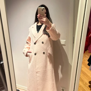  En fin rosa kappa  -  En fin rosa kappa som är perfekt för en höstdag och vår dag den har aldrig kommit till användning helt ny och Är jättegullig den har fickor den har ingen luva den är jättefin🩷