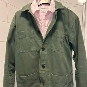 Grön Overshirt - Säljer den schyssta overshirten från Selected Homme. Skick 9/10. Sitter tight och passar bra med skjortor. Storlek S, Slim fit. Jag är 183 och den passar perfekt.