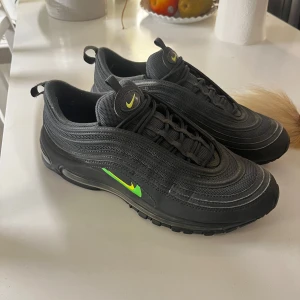 Nike Air Max 97  - Säljer ett par Nike Air Max 97. De är i bra skick med lite slitage på sulan. Skick överlag 8/10 väldigt lite använda! Inköpspris 1600kr.