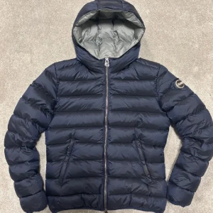 Colmar jacka - Snygg vinterjacka från colmar. Liten reva på ena armen. Hör av er för fler funderingar🥰