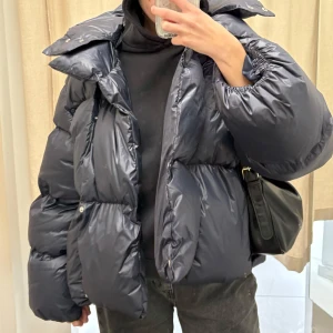  pufferjacka - Säljer en pufferjacka från Monora som är i nästan nytt skick – har bara använt den några få gånger. Jackan är mörkblå, har en huva och bekväma, inga fickor. Den är mycket varm, lätt och passar perfekt för kallt väder. Säljer den eftersom jag inte använder den.🤷🏻‍♀️💕