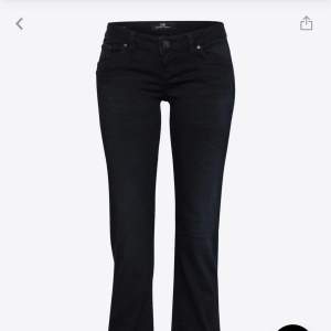 Snygga svarta bootcut jeans från LTB, dem är knappt använda och i mycket bra skick! 