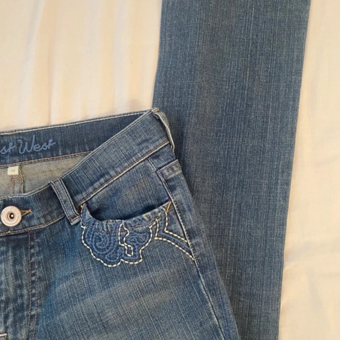 Blå jeans med broderade detaljer - 2