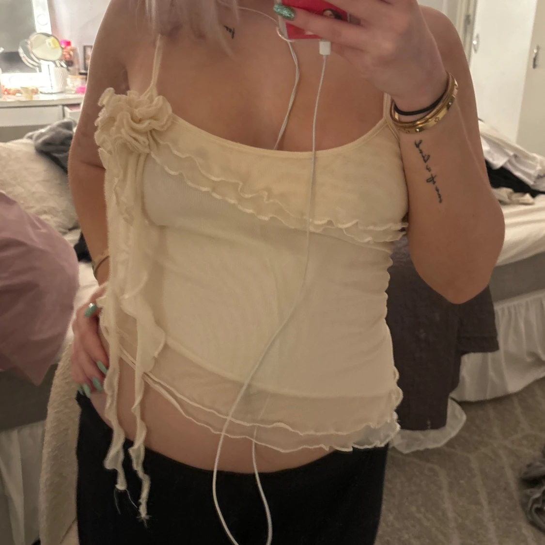 Beige axelbandslös topp med volangdetaljer