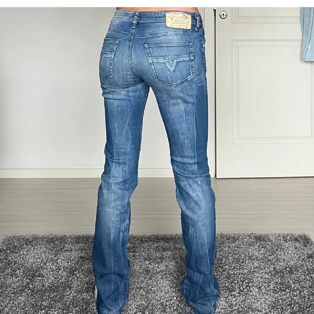 Jätte snygga diesel jeans i jätte bra skick! Innerbenslängden är ca 79 och midjemåttet är 39 rakt över💕 . Jeans & Byxor.