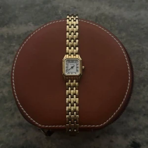 Sekonda Monica watch - Snygg guldfärgad klocka från Sekonda i populära modellen Monica, med en elegant rektangulär urtavla och romerska siffror. Perfekt för både vardag och fest!💛inköpt på ditur detta år, knappt använd och nypris är runt 1000kr