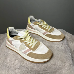 Philipe Model trpz - Hej säljer nu min fina philipe model trpz i storlek 41 men passar mer 40. Dem är i nyskick och kommer vara otroligt snygga i höst/vinter. Nypris cirka 3500kr! Vi kommer att sälja liknande produkter nu närmare vinter så glöm inte följa profilen!🌊🍾