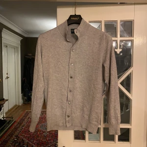 Tröja/kofta från Alan Paine  - Säljer en stilren grå kofta från Alan Paige i 92% bomull, 8% cashmere. Pris kan prutas! Skriv vid fler frågor🫵  Fråga om bild på passform