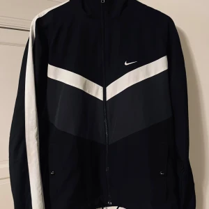 Vintage Nike tracksuit - Tja! Säljer nu min Vintage nike tracksuit. Använd fåtal gånger och i mycket bra skick. Vid intresse eller funderingar är det bara att skriva!