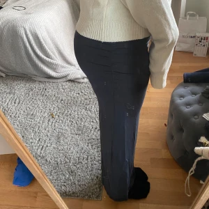 Kjol från gina - Kjol från gina, man kan ha den low, mid eller high waist