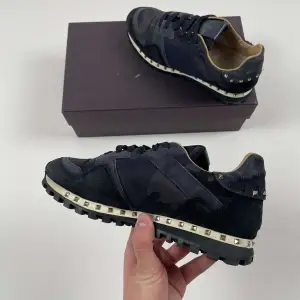 Valentino Rockrunner Skor | Detta är marknadens fetaste, populäraste & mest eftertraktade sko nu inför vintern & hösten! | Skick 9.5/10, OTROLIGT bra! | Storlek 41, men passar nog även 42 då de är lite större i storleken enligt oss | Inget medföljer | Priset är alltid diskuterbart vid snabb affär! | Nypris 8000kr | Du får mer än gärna höra av dig vid minsta möjliga fråga eller fundering så svarar vi med glädje! |  / GardeGrisch - Registrerat företag😄