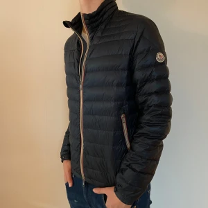 Moncler jacka - Säljer nu denna feta Moncler Daniel Jacket. Nypris 9000kr, säljs ej längre! Skick 8,5/10, dragkedjan är lite trasig samt har lappen i nacken ramlat av, därav det lite lägre priset. Storlek 4, passar M. Hör av er vid funderingar!