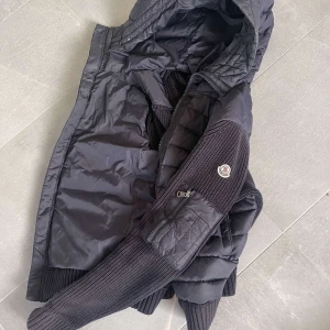 Svart moncler cardigan - Storlek S, endast använd en gång. Äkta, inköpt på nk, har ej kvittot men nk påsen finns kvar. Pris kan diskuteras