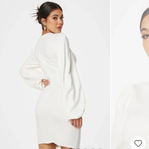 Vit klänning med långa ärmar - Aldrig använt, prislappen sitter kvar på klänningen. Super fin tight figursydd klänning, med ärmar som en liten design. Perfekt till studenten!