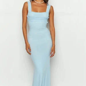 Klänning ljusblå öppen rygg - Perfekt för bröllopsgästen. Tyget formar kroppen fint. Använd 1 kväll. Nypris 1400kr