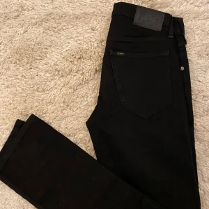 Svarta jeans från Lee - Säljer ett par snygga svarta jeans från Lee i nyskick. De har en klassisk femficksdesign. Använd ett fåtal gånger och säljes då de är för små. Nypris ca 1000. Storlek 28/32