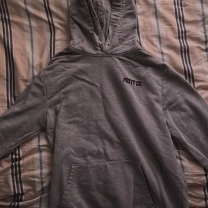 POSTY COMPANY tröja  - Hej, säljer nu min tröja från POSTY COMPANY. Är i använt skick och har inte snöret kvar. Kom för frågor och funderingar.