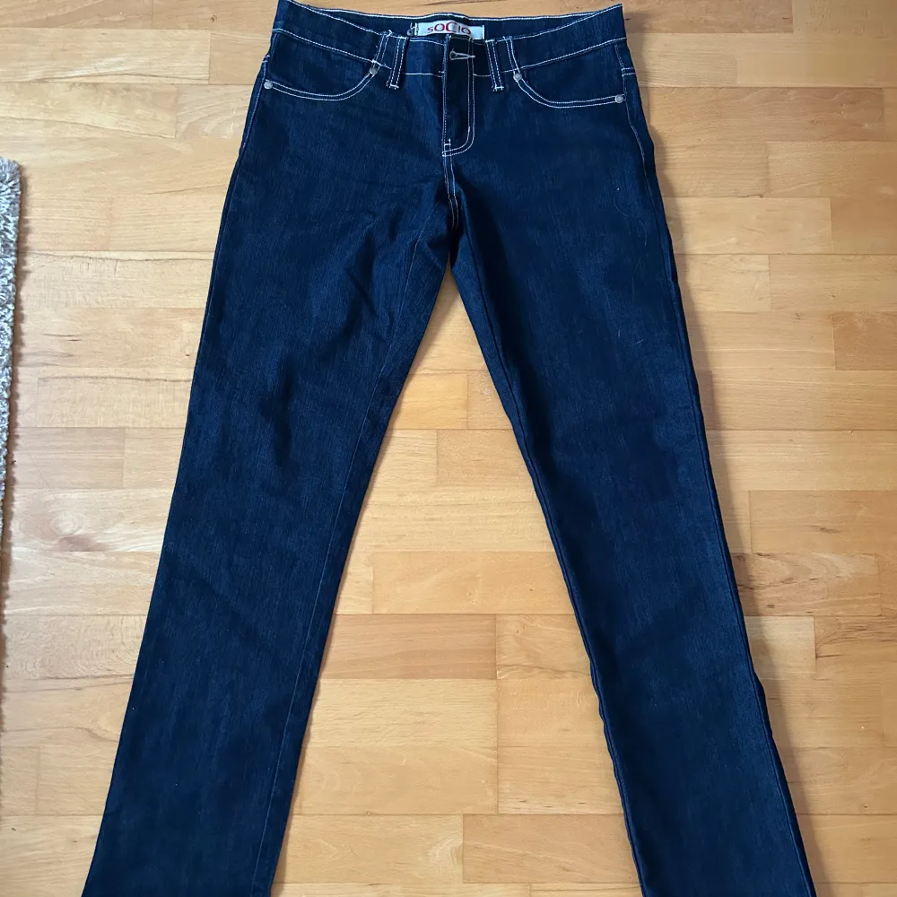 Supersnygga low-waist mörkblåa jeans med vita sömmar som tyvärr är lite för små för mig, därför säljer jag. De har även en perfekt längd (jag är 168) Jag köpte jeansen secondhand så vet inte vilken storlek det är (det står 12 i byxorna men skulle säga att det passar s). Jeans & Byxor.