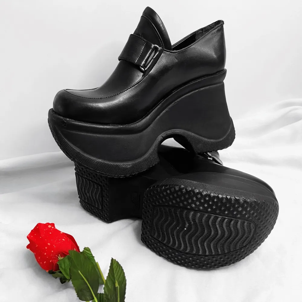 Tvärsnygga chunky 90’s plattformskor från italienska märket Secret Shoes! 🖤🌹 Mycket fina och unika, i äkta läder 🫶🏻Storlek 38 MEN större i storleken och passar snarare 39/40 samt en 38 med extra sulor (innermått 24,5-25cm, platå 12cm) 📏Finns några få små skrapsår lite här och där om man tittar nära därav priset men annars är de i bra vintage skick! ✨Säljes då de tyvärr är för stora på mig som har skostorlek 38 och har för närvarande inga extra sulor 🤥Köp nu 💌. Skor.