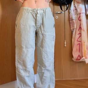 Baggy cargo pants  - Baggy cargo pants in size S  from east west  Length from top to bottom: 105cm Length from top to groin: 27cm Waist width: 43cm Leg width: 21,5-31cm Ask if you have any more questions